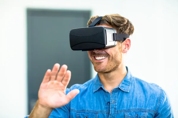 Man med hjälp av virtuell verklighet headset — Stockfoto