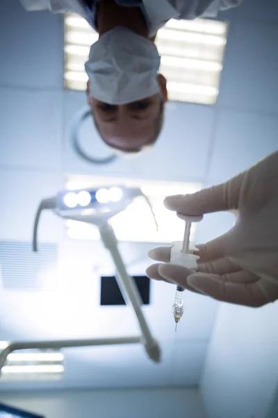 Dentista fêmea segurando seringa — Fotografia de Stock