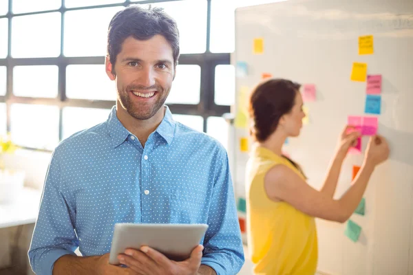 Manager mit digitalem Tablet — Stockfoto