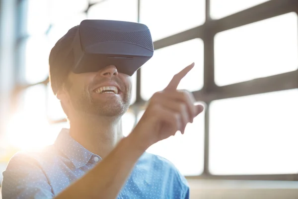 Manliga företagsledare använder virtuella glasögon — Stockfoto