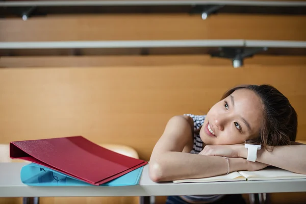 Jeune femme réfléchie penchée sur le banc — Photo