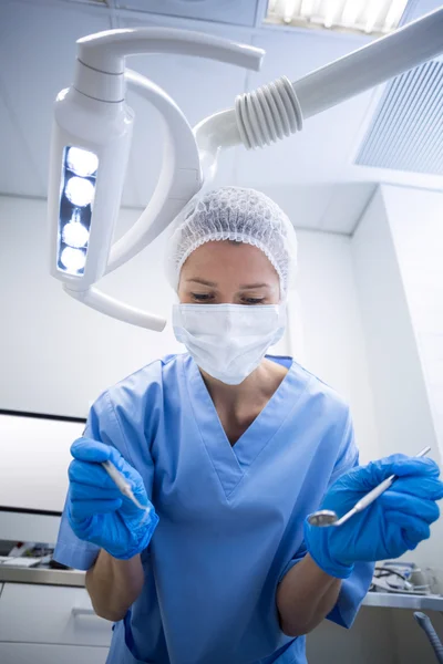 Assistente dentário em máscara cirúrgica — Fotografia de Stock