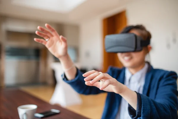 Junge Frau mit Virtual-Reality-Brille — Stockfoto