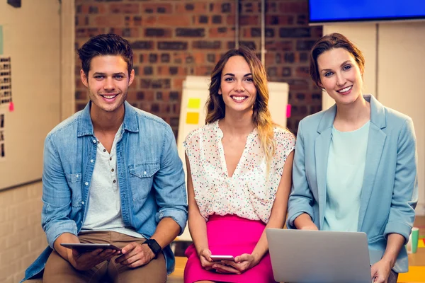 Mensen uit het bedrijfsleven met behulp van laptop, mobiele telefoon — Stockfoto