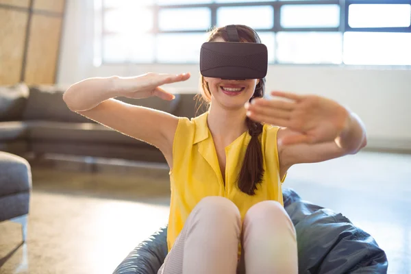 Vrouwelijke ondernemer met behulp van virtuele bril — Stockfoto