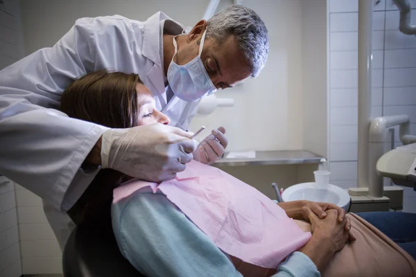 Dentysta zbadanie pacjentki z narzędzia — Zdjęcie stockowe