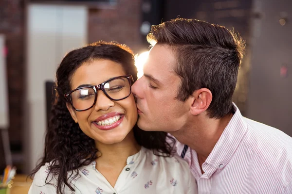 Man kissing woman on cheek — Stock Photo, Image