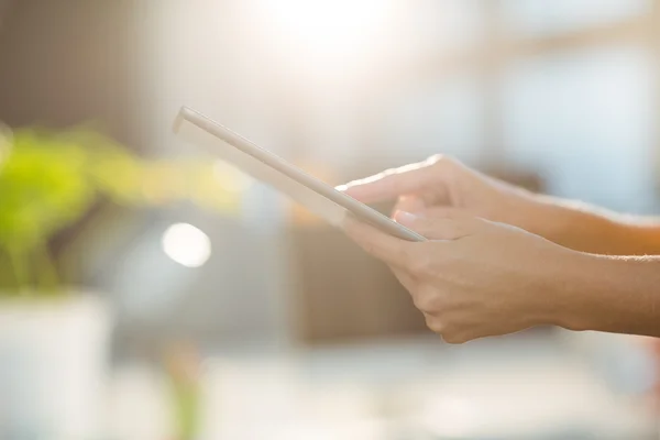 Zakenman met behulp van digitale tablet — Stockfoto