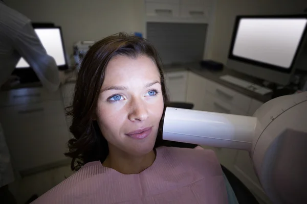 Kvinnlig patient får tandläkare behandling — Stockfoto