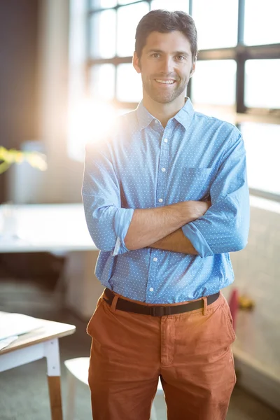 Portret van mannelijke business executive glimlachen — Stockfoto
