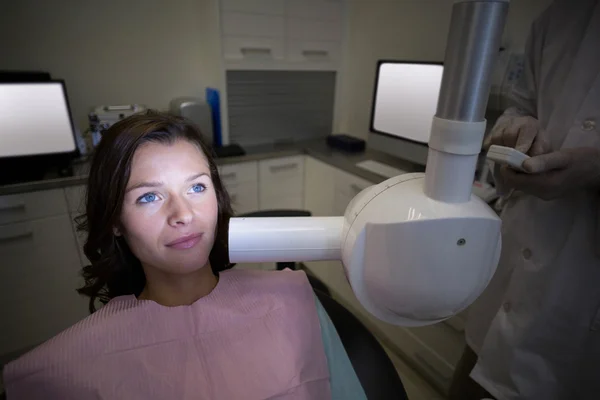 Paciente femenina que recibe tratamiento dental — Foto de Stock