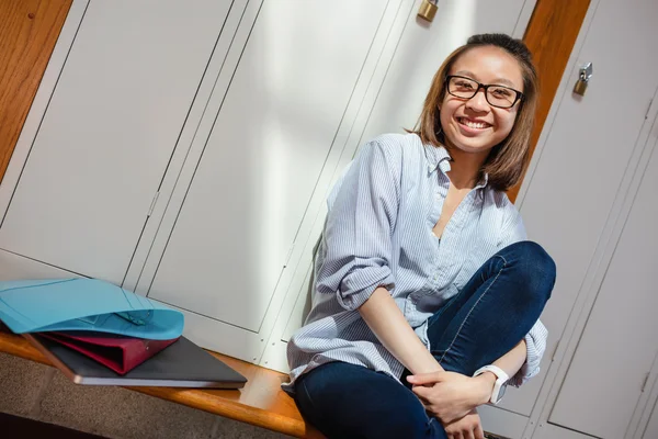 Glückliche junge Frau sitzt in Umkleidekabine — Stockfoto