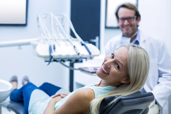 Portret van vrouwelijke patiënt glimlachen — Stockfoto