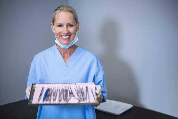 Bandeja de sujeción del asistente dental sonriente — Foto de Stock