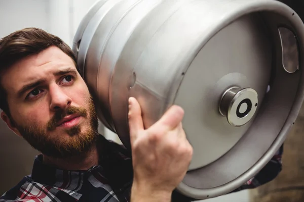 Fabricante de cervejaria carregando barril — Fotografia de Stock
