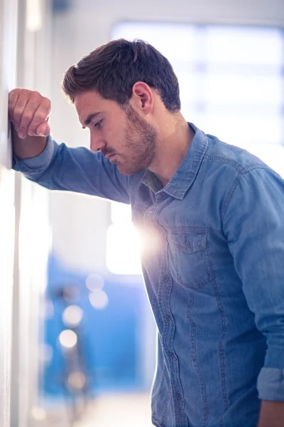 Moe zakenman leunend op muur — Stockfoto