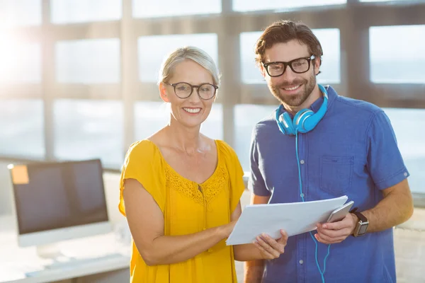 Business executives holding a document — Stock Photo, Image