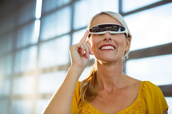 Female business executive using virtual reality video glasses — Stock Photo, Image