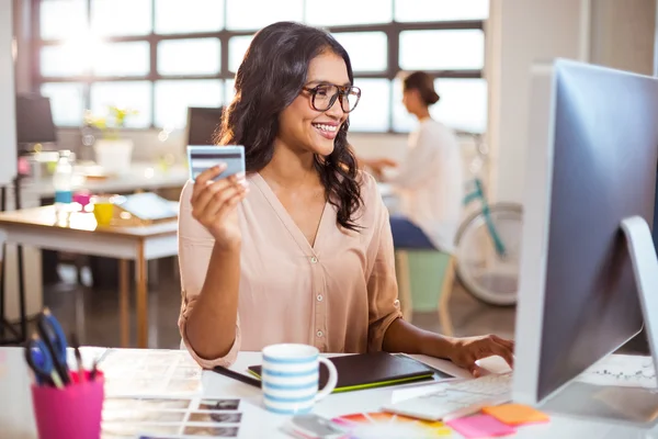 Diseñador gráfico haciendo compras en línea — Foto de Stock