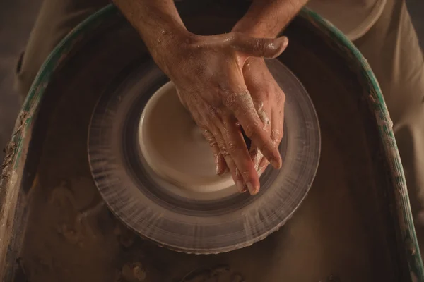 鍋を作る男性・ ポッター — ストック写真