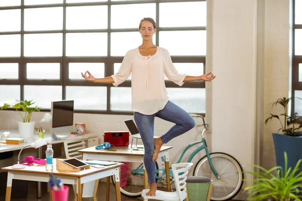 Femme cadre d'affaires exécutant le yoga — Photo