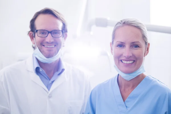 Retrato de assistente dentário e dentista usando máscara cirúrgica — Fotografia de Stock