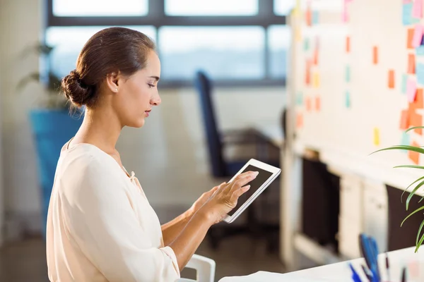 Ejecutivo de negocios usando tableta digital — Foto de Stock