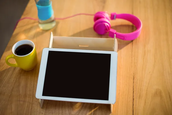 Tablet digitale, cuffie e caffè — Foto Stock