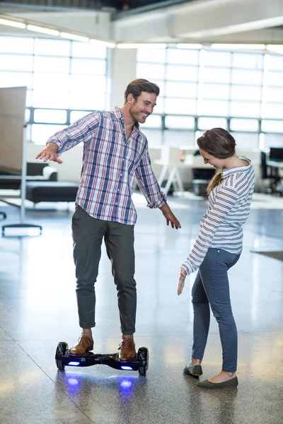 Graficzny projektant stojący na hoverboard — Zdjęcie stockowe