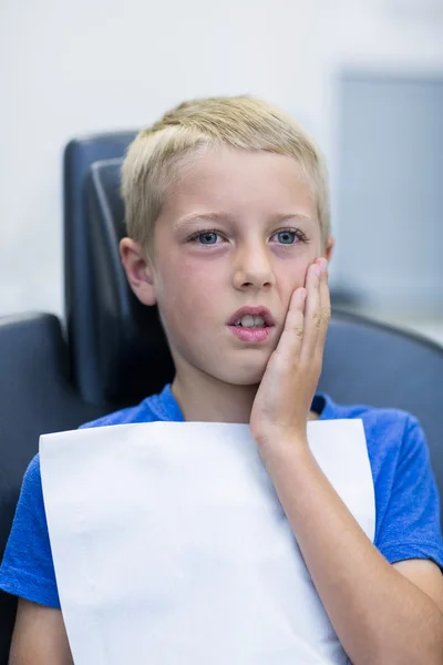 Niezadowolony młodego pacjenta o ból zęba — Zdjęcie stockowe