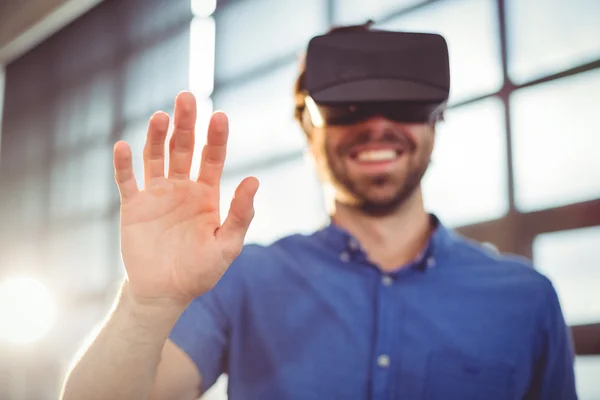 Manliga företagsledare använder virtuell verklighet headset — Stockfoto