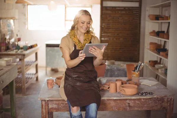 Kobieta Pottera za pomocą cyfrowego tabletu — Zdjęcie stockowe
