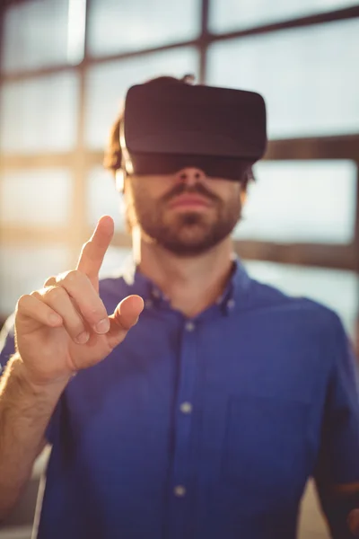 Executivo de negócios masculino usando fone de ouvido realidade virtual — Fotografia de Stock