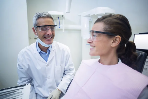 Zubař komunikovat s pacientem — Stock fotografie