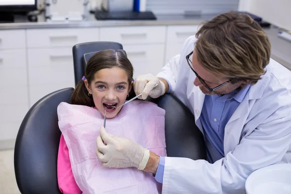 歯科用具を持つ若い患者を調べる — ストック写真