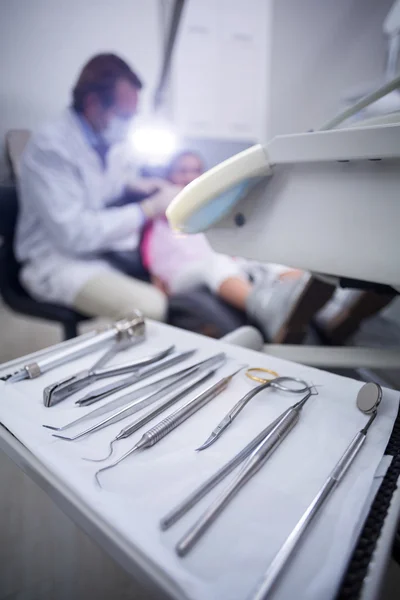 Herramientas dentales en bandeja —  Fotos de Stock