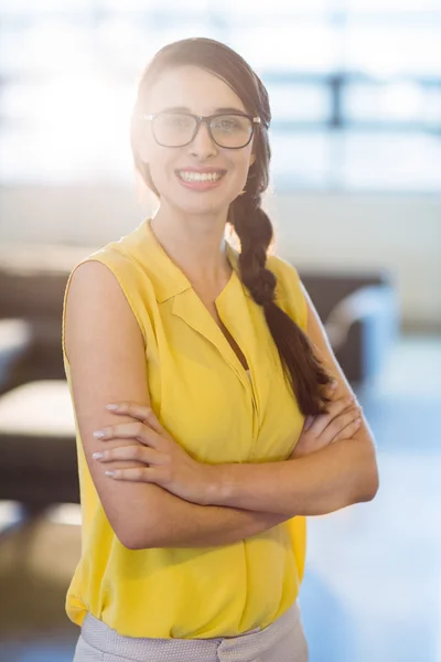 Portret van vrouwelijke business executive staande — Stockfoto