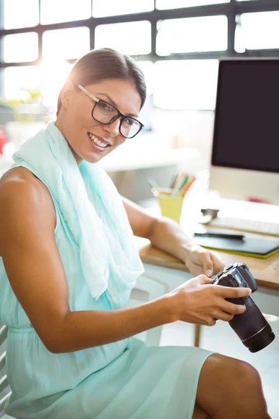 Grafisch ontwerper bedrijf digitale camera — Stockfoto