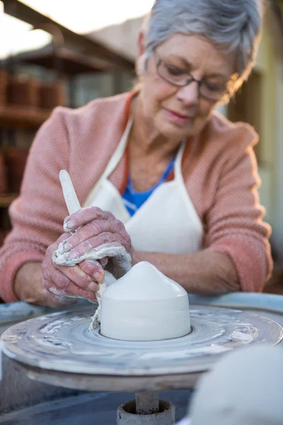Kvinnliga potter att göra potten — Stockfoto