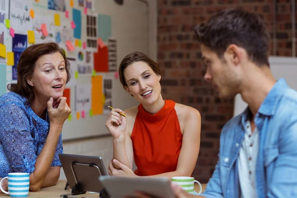 Mensen uit het bedrijfsleven bespreken over digitale tablet — Stockfoto