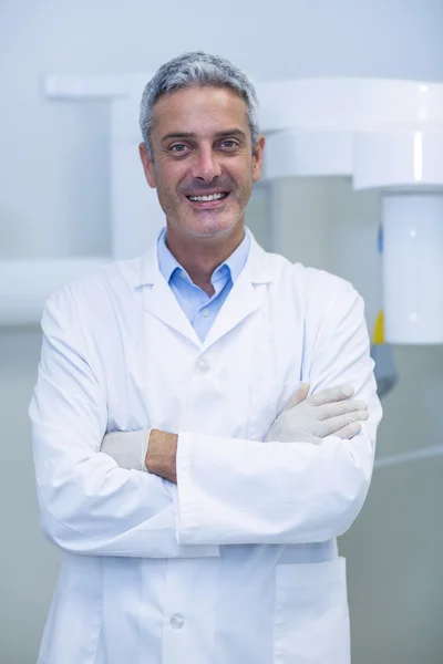 Retrato de dentista de pé com os braços cruzados — Fotografia de Stock