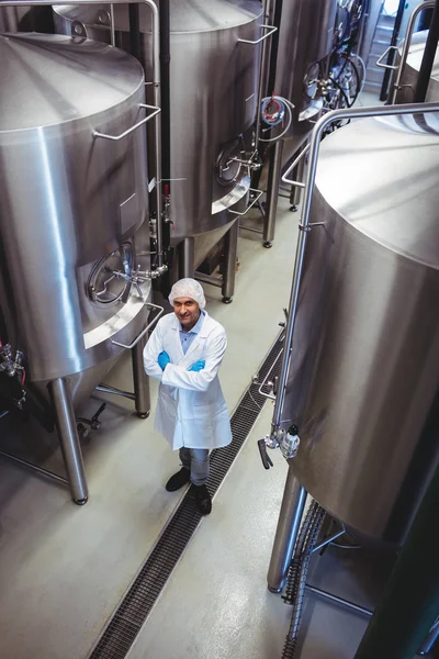 Fabricante sorrindo de pé na cervejaria — Fotografia de Stock