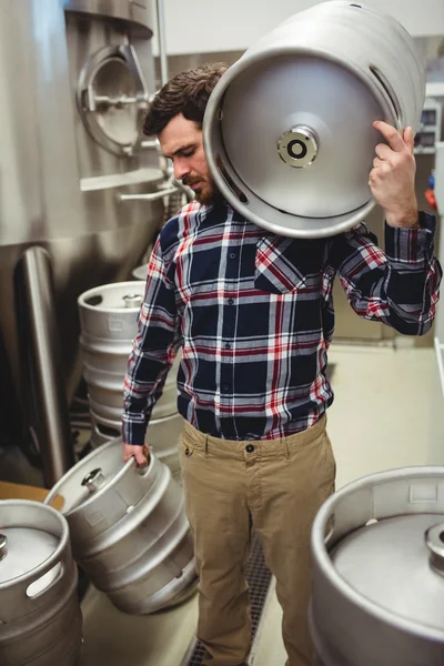 Fıçı bira içinde taşıyan üretici — Stok fotoğraf