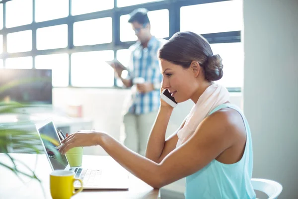 Unternehmenschef telefoniert mit dem Handy — Stockfoto