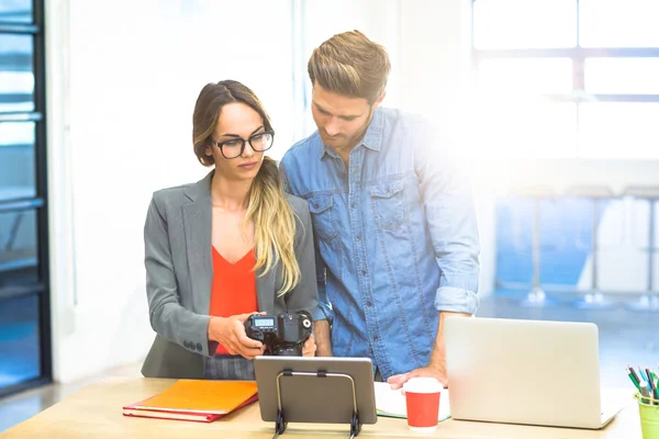 Business executives checking photos in camera — Stock Photo, Image