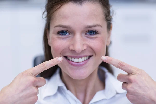 Bayan hasta dişlerini gösterilen — Stok fotoğraf