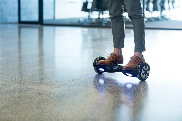 Designer gráfico em pé no hoverboard — Fotografia de Stock