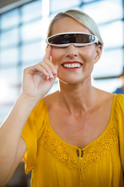 Executivo de negócios feminino usando óculos de vídeo realidade virtual — Fotografia de Stock
