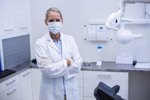 Dentista feminina de pé com os braços cruzados — Fotografia de Stock