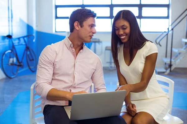 Mensen uit het bedrijfsleven bespreken over laptop — Stockfoto